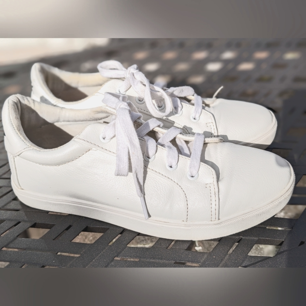 Betsey Johnson Women Boom Wink Eyes Leather Sneakers, Size 8
